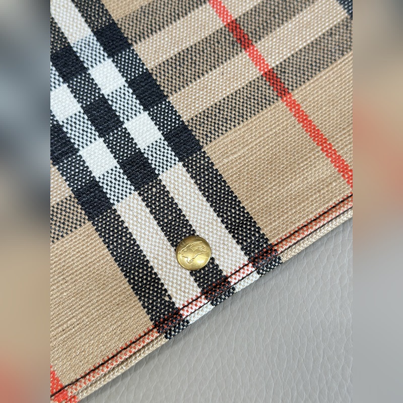 B家最新托特包 選用棉質亞麻混紡面料制成，融入光滑小牛皮裝飾。裝飾提花精紡的 B