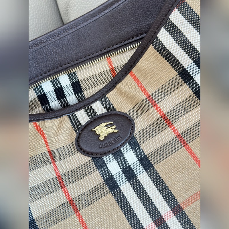 B家最新托特包 選用棉質亞麻混紡面料制成，融入光滑小牛皮裝飾。裝飾提花精紡的 B