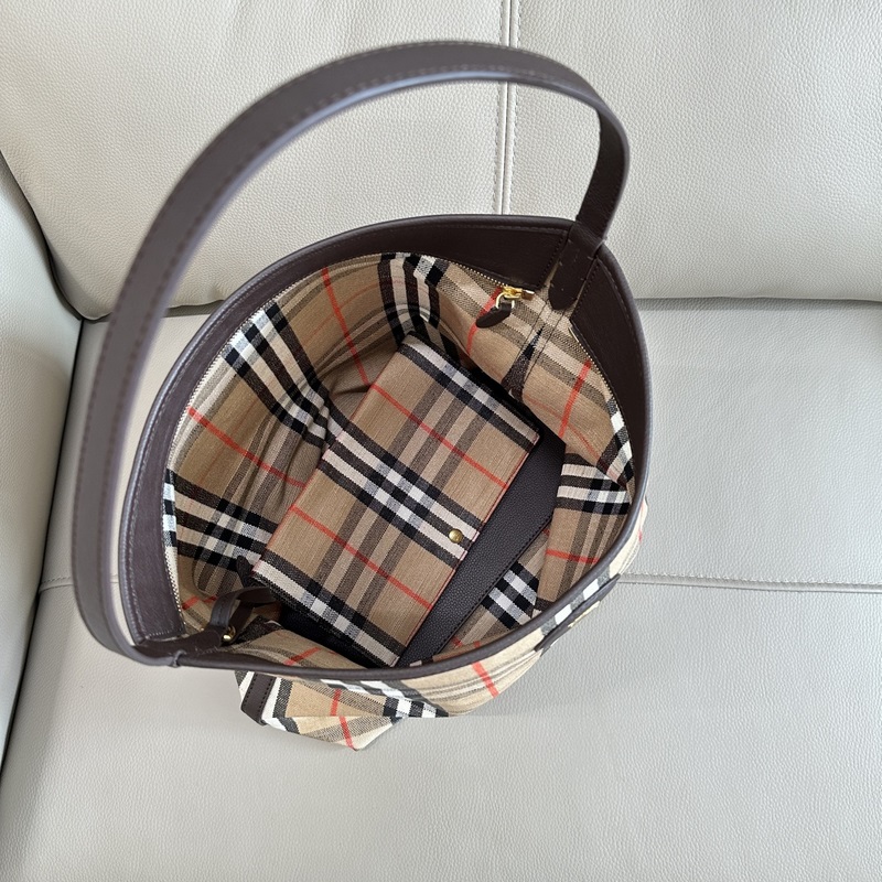 B家最新托特包 選用棉質亞麻混紡面料制成，融入光滑小牛皮裝飾。裝飾提花精紡的 B