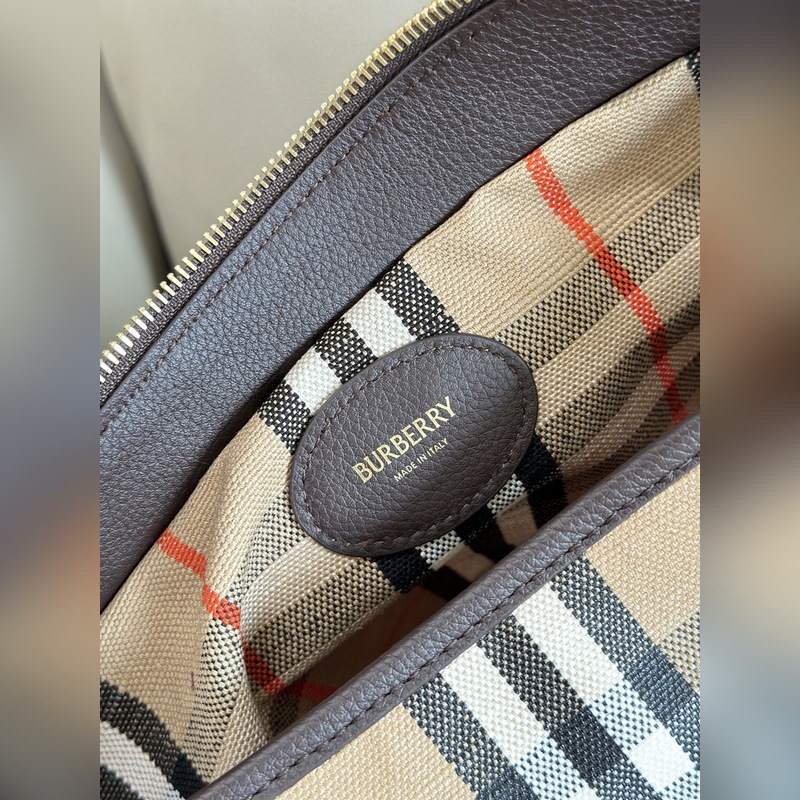 B家最新托特包 選用棉質亞麻混紡面料制成，融入光滑小牛皮裝飾。裝飾提花精紡的 B