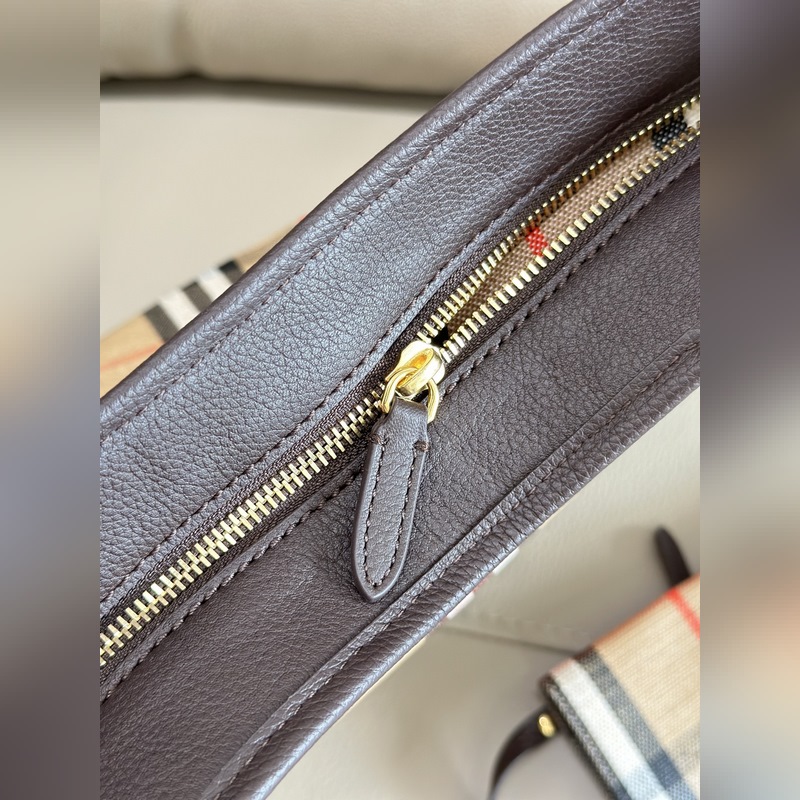 B家最新托特包 選用棉質亞麻混紡面料制成，融入光滑小牛皮裝飾。裝飾提花精紡的 B