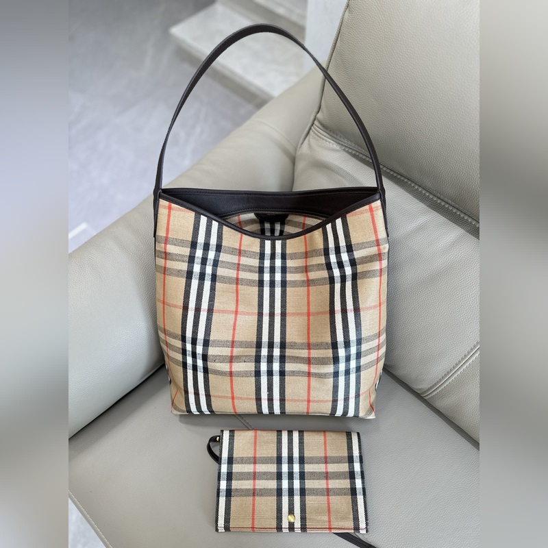 B家最新托特包 選用棉質亞麻混紡面料制成，融入光滑小牛皮裝飾。裝飾提花精紡的 B