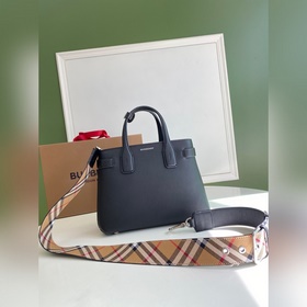 B家托特包款班納手袋，選用粒紋牛皮材質(zhì)打造，版型立體挺括。裝飾典藏 Vintag