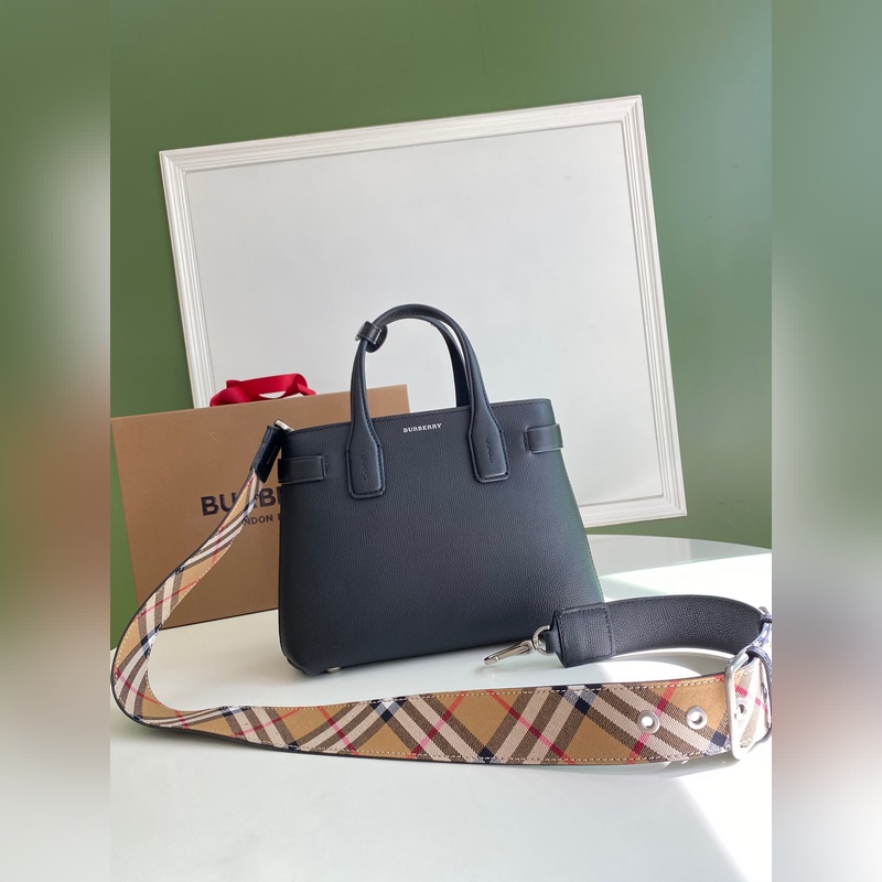 B家托特包款班納手袋，選用粒紋牛皮材質打造，版型立體挺括。裝飾典藏 Vintag