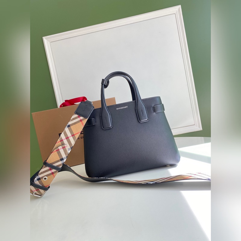 B家托特包款班納手袋，選用粒紋牛皮材質打造，版型立體挺括。裝飾典藏 Vintag