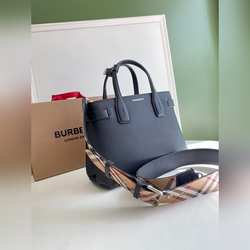 B家托特包款班納手袋，選用粒紋牛皮材質打造，版型立體挺括。裝飾典藏 Vintag