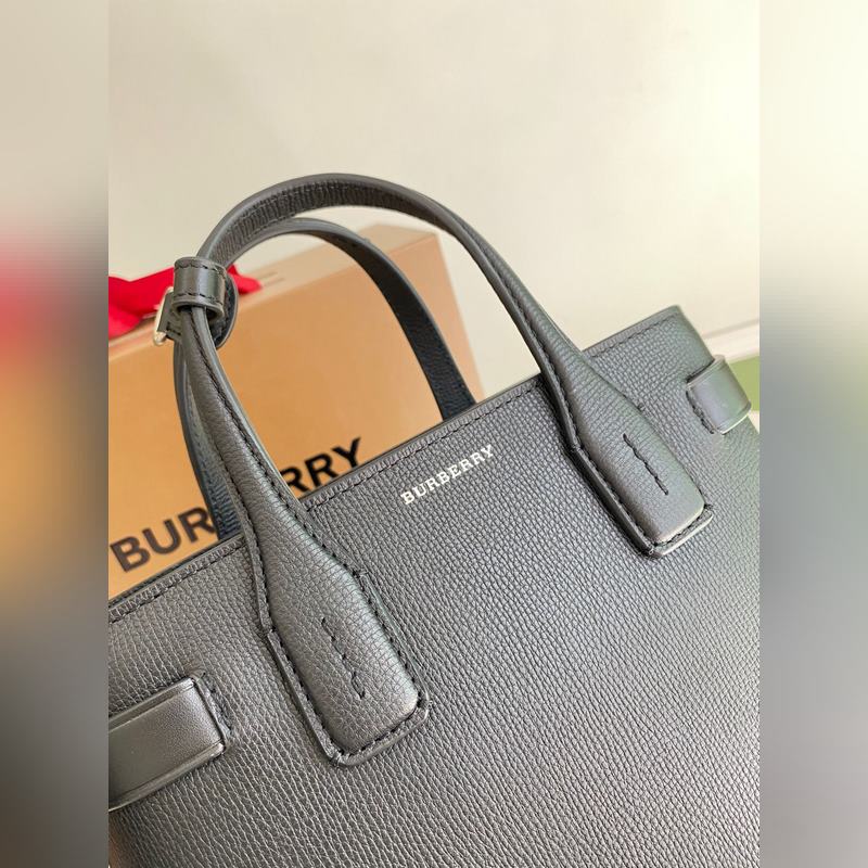 B家托特包款班納手袋，選用粒紋牛皮材質打造，版型立體挺括。裝飾典藏 Vintag