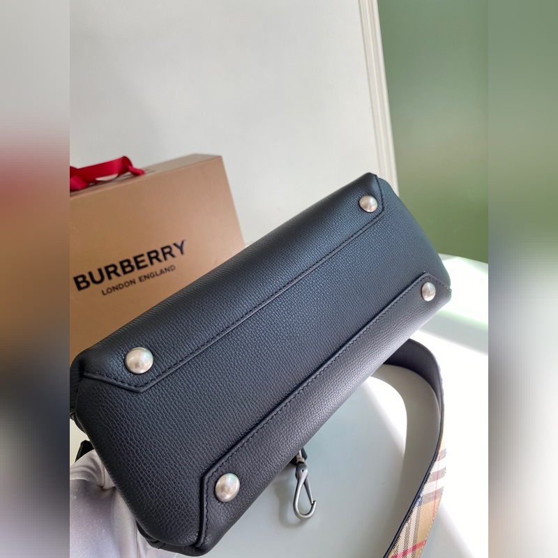 B家托特包款班納手袋，選用粒紋牛皮材質打造，版型立體挺括。裝飾典藏 Vintag