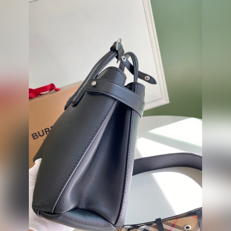 B家托特包款班納手袋，選用粒紋牛皮材質打造，版型立體挺括。裝飾典藏 Vintag