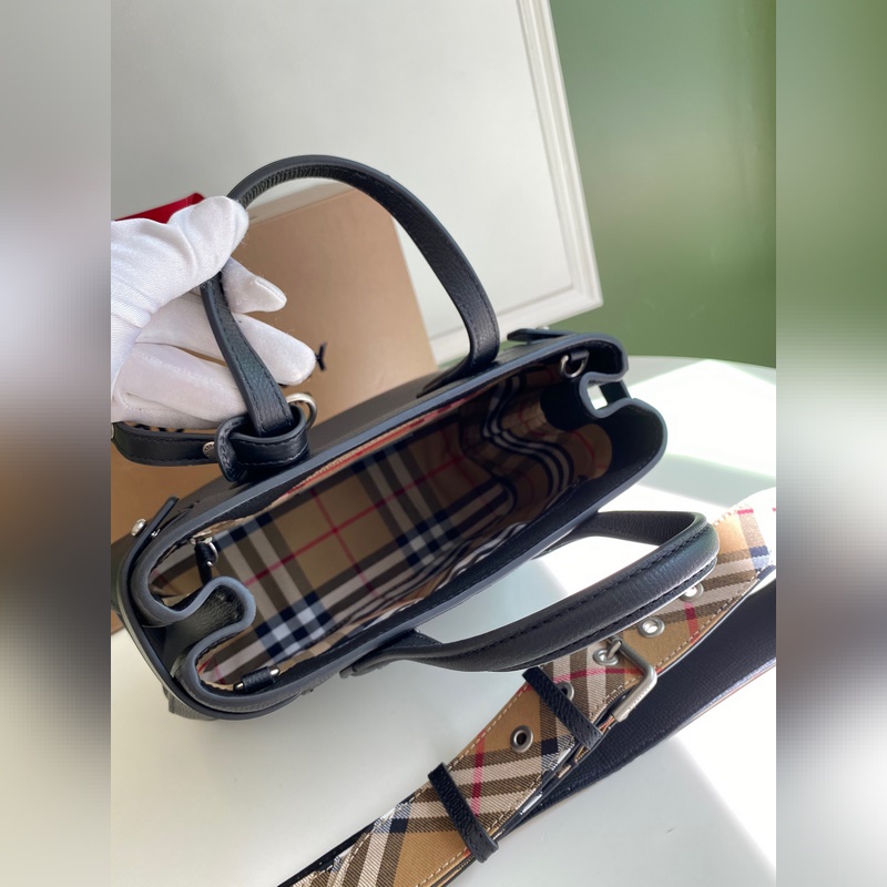 B家托特包款班納手袋，選用粒紋牛皮材質打造，版型立體挺括。裝飾典藏 Vintag