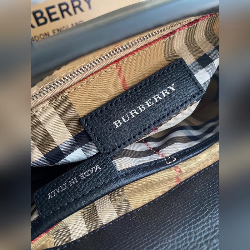 B家托特包款班納手袋，選用粒紋牛皮材質打造，版型立體挺括。裝飾典藏 Vintag