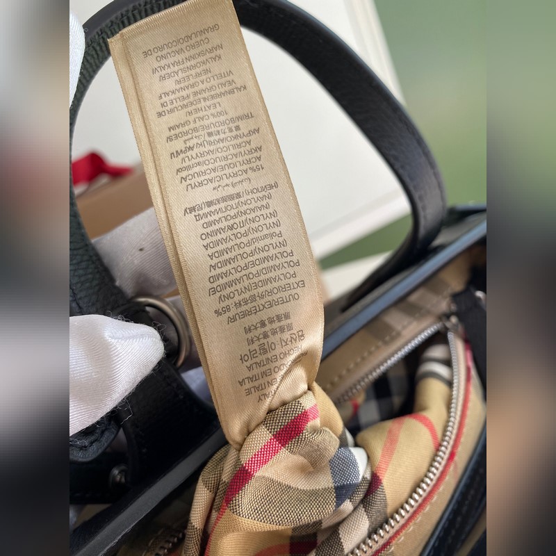 B家托特包款班納手袋，選用粒紋牛皮材質打造，版型立體挺括。裝飾典藏 Vintag