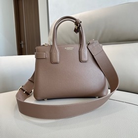 B家托特包款班納手袋，選用粒紋牛皮材質(zhì)打造，版型立體挺括。裝飾典藏 Vintag