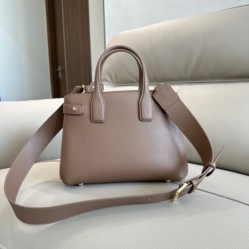 B家托特包款班納手袋，選用粒紋牛皮材質打造，版型立體挺括。裝飾典藏 Vintag