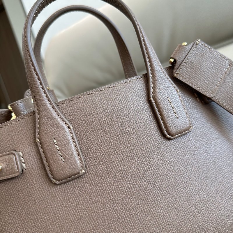 B家托特包款班納手袋，選用粒紋牛皮材質打造，版型立體挺括。裝飾典藏 Vintag