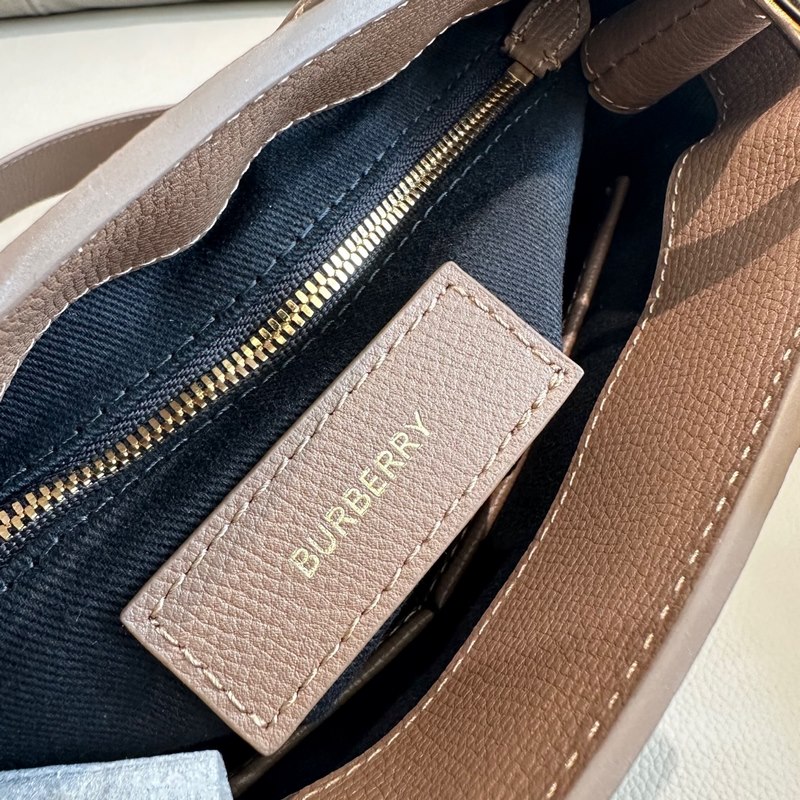 B家托特包款班納手袋，選用粒紋牛皮材質打造，版型立體挺括。裝飾典藏 Vintag