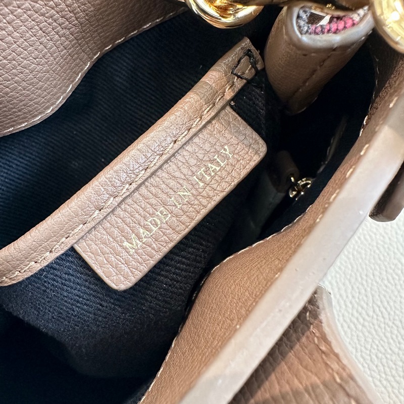 B家托特包款班納手袋，選用粒紋牛皮材質打造，版型立體挺括。裝飾典藏 Vintag