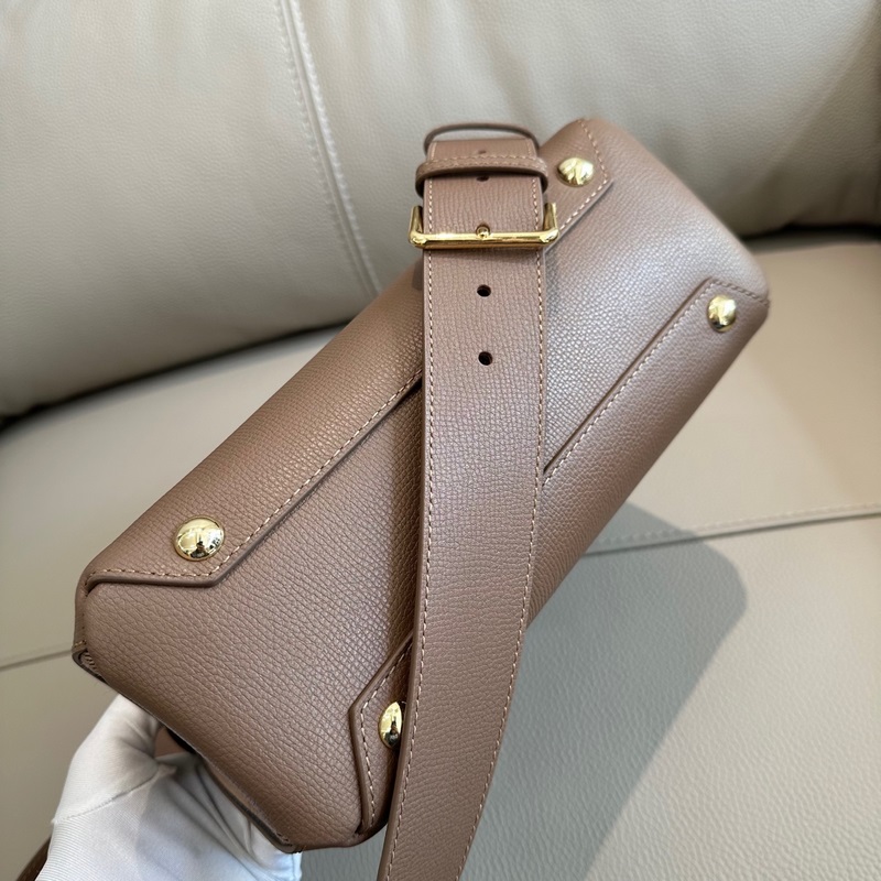 B家托特包款班納手袋，選用粒紋牛皮材質打造，版型立體挺括。裝飾典藏 Vintag