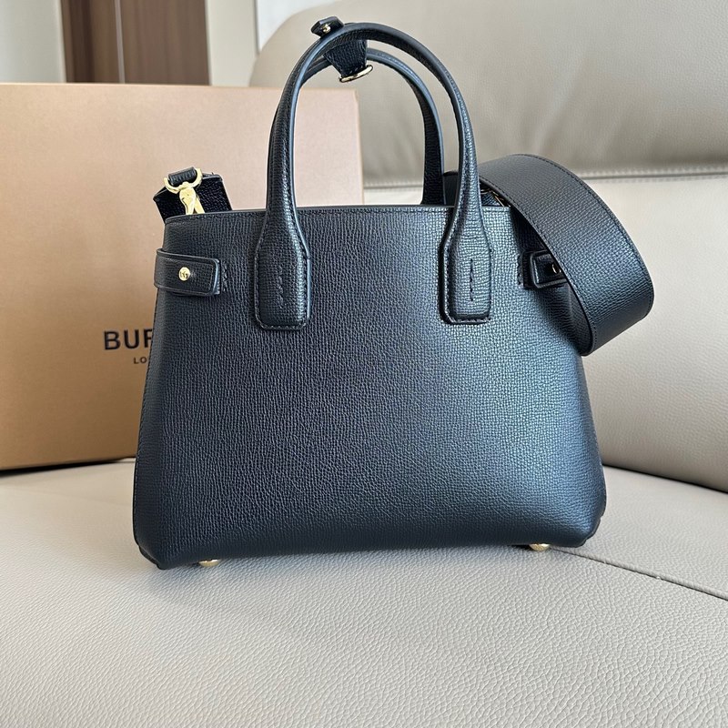 B家托特包款班納手袋，選用粒紋牛皮材質(zhì)打造，版型立體挺括。裝飾典藏 Vintag