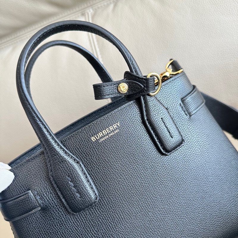 B家托特包款班納手袋，選用粒紋牛皮材質(zhì)打造，版型立體挺括。裝飾典藏 Vintag