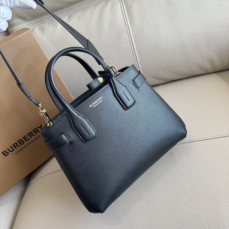 B家托特包款班納手袋，選用粒紋牛皮材質(zhì)打造，版型立體挺括。裝飾典藏 Vintag