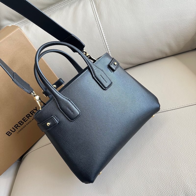 B家托特包款班納手袋，選用粒紋牛皮材質(zhì)打造，版型立體挺括。裝飾典藏 Vintag