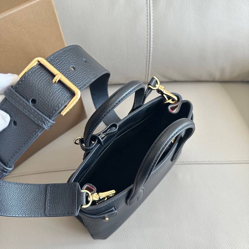 B家托特包款班納手袋，選用粒紋牛皮材質(zhì)打造，版型立體挺括。裝飾典藏 Vintag