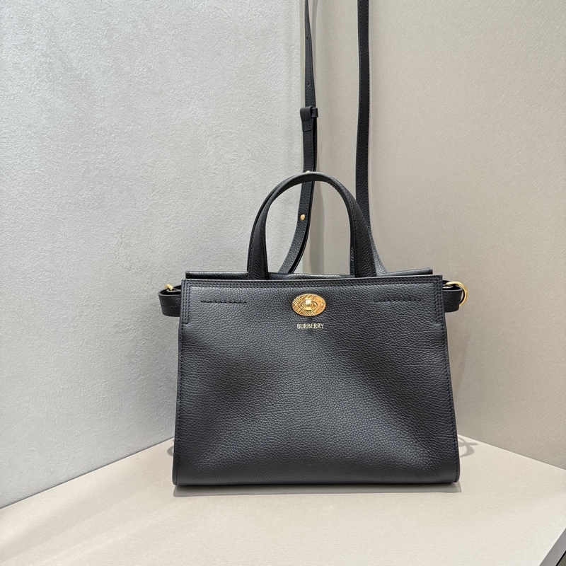 B家新款托特包，用于意大利進口粒紋小牛皮面料打造，搭配棉質混紡內襯，精紡以標志性