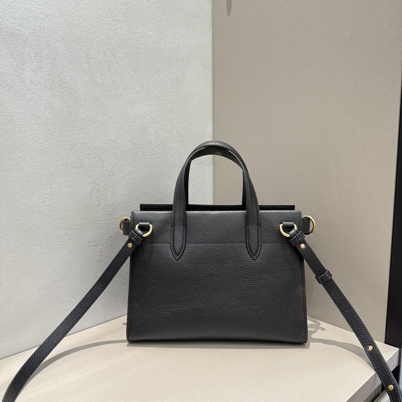 B家新款托特包，用于意大利進口粒紋小牛皮面料打造，搭配棉質混紡內襯，精紡以標志性