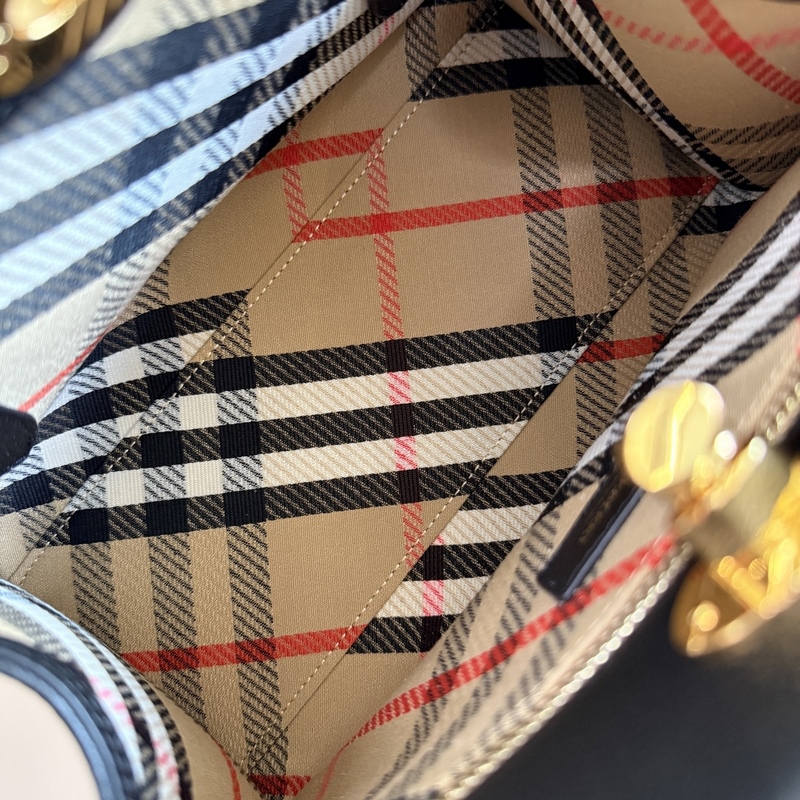 B家新款托特包，用于意大利進口粒紋小牛皮面料打造，搭配棉質混紡內襯，精紡以標志性