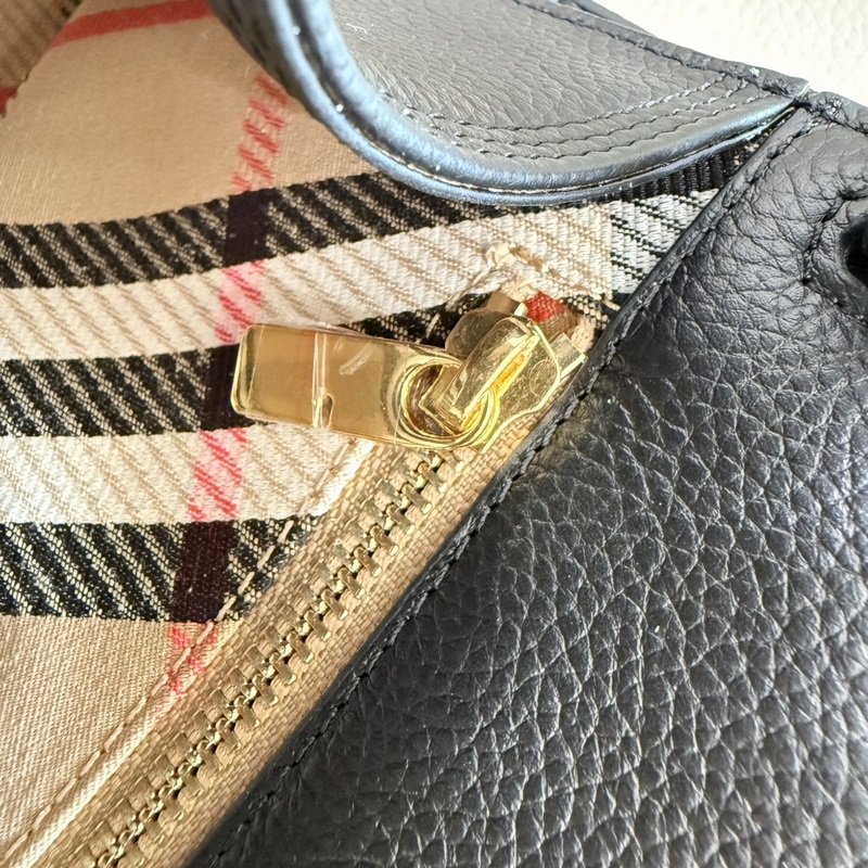 B家新款托特包，用于意大利進口粒紋小牛皮面料打造，搭配棉質混紡內襯，精紡以標志性