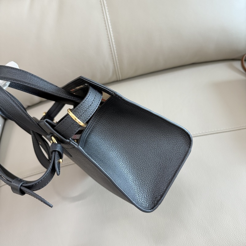 B家新款托特包，用于意大利進口粒紋小牛皮面料打造，搭配棉質混紡內襯，精紡以標志性