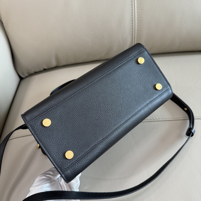 B家新款托特包，用于意大利進口粒紋小牛皮面料打造，搭配棉質混紡內襯，精紡以標志性