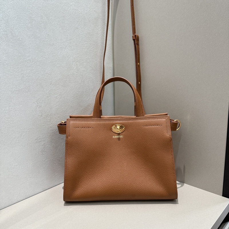 B家新款托特包，用于意大利進口粒紋小牛皮面料打造，搭配棉質混紡內襯，精紡以標志性