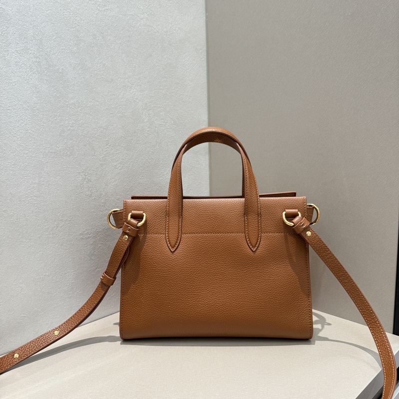 B家新款托特包，用于意大利進口粒紋小牛皮面料打造，搭配棉質混紡內襯，精紡以標志性