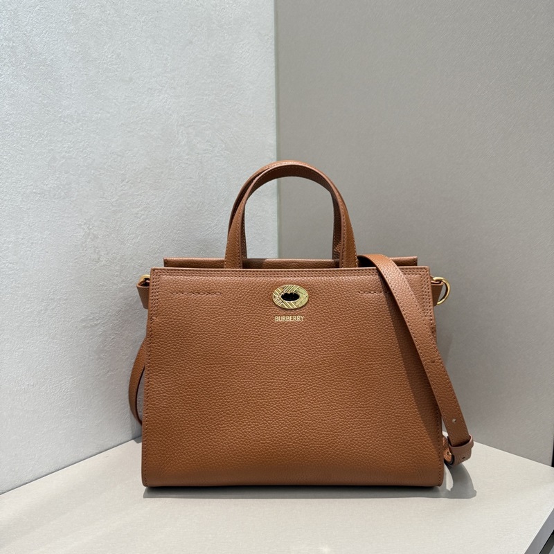 B家新款托特包，用于意大利進口粒紋小牛皮面料打造，搭配棉質混紡內襯，精紡以標志性