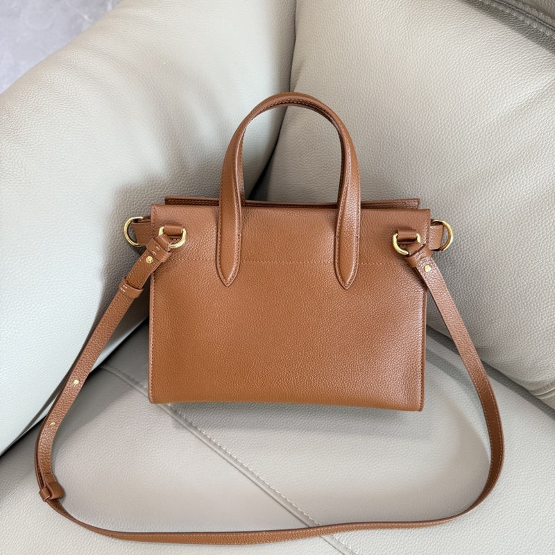 B家新款托特包，用于意大利進口粒紋小牛皮面料打造，搭配棉質混紡內襯，精紡以標志性