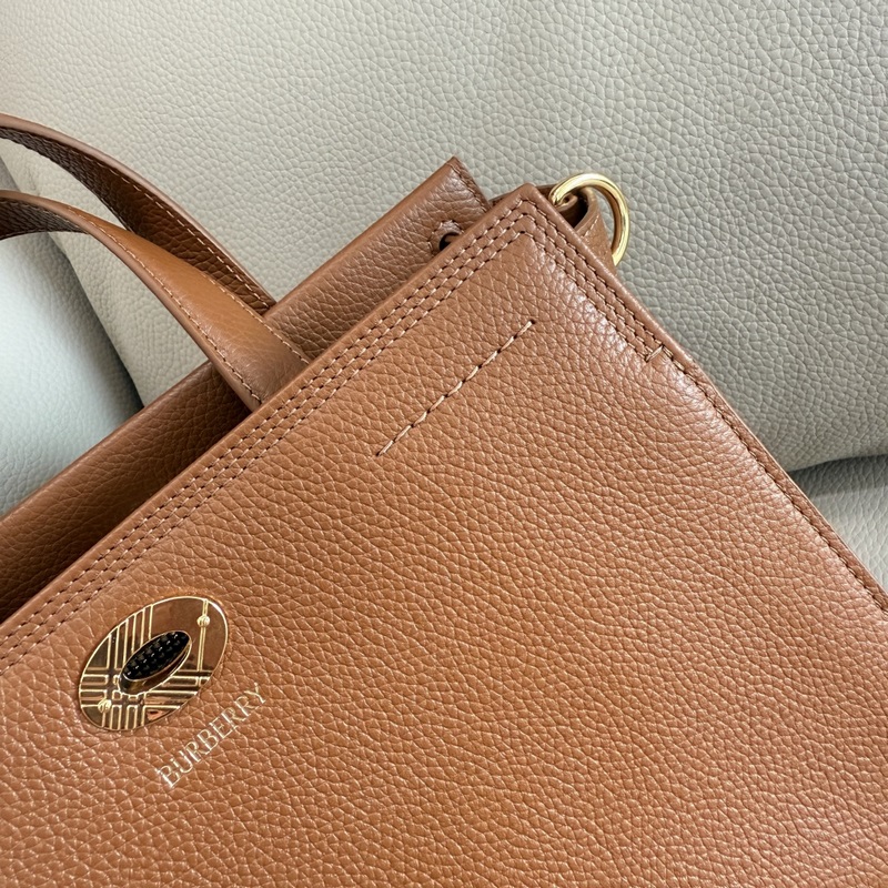 B家新款托特包，用于意大利進口粒紋小牛皮面料打造，搭配棉質混紡內襯，精紡以標志性