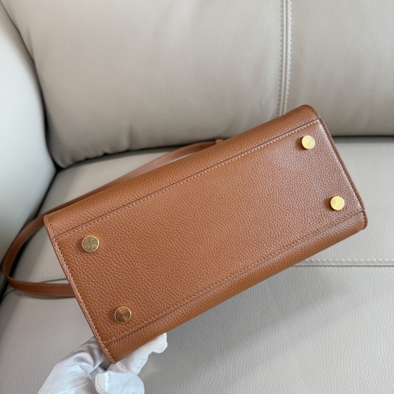 B家新款托特包，用于意大利進口粒紋小牛皮面料打造，搭配棉質混紡內襯，精紡以標志性