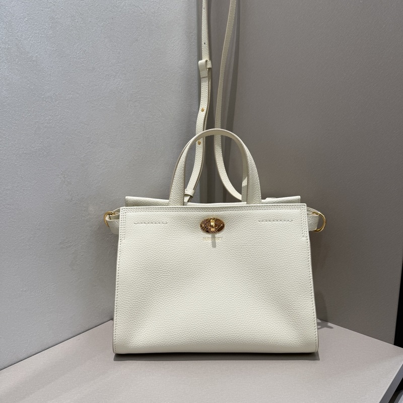 B家新款托特包，用于意大利進(jìn)口粒紋小牛皮面料打造，搭配棉質(zhì)混紡內(nèi)襯，精紡以標(biāo)志性