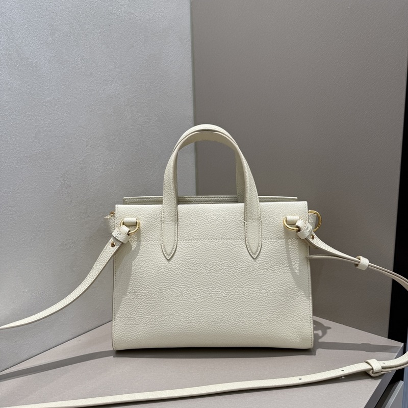 B家新款托特包，用于意大利進(jìn)口粒紋小牛皮面料打造，搭配棉質(zhì)混紡內(nèi)襯，精紡以標(biāo)志性