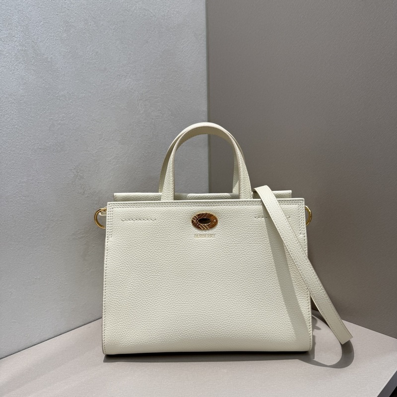 B家新款托特包，用于意大利進(jìn)口粒紋小牛皮面料打造，搭配棉質(zhì)混紡內(nèi)襯，精紡以標(biāo)志性