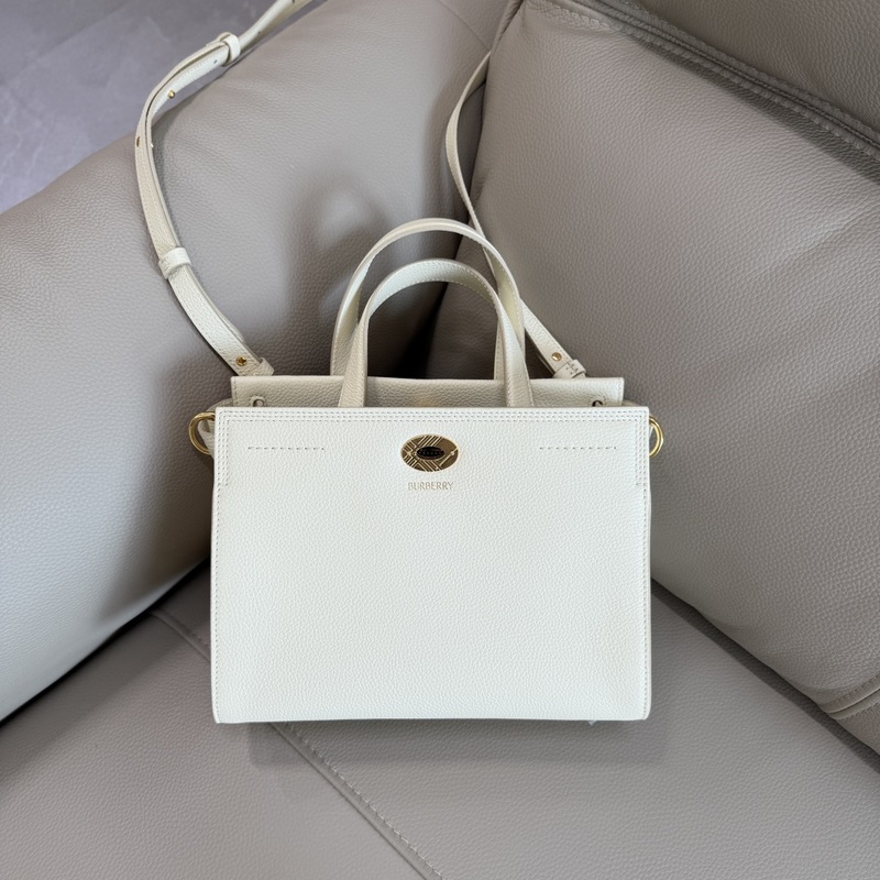 B家新款托特包，用于意大利進(jìn)口粒紋小牛皮面料打造，搭配棉質(zhì)混紡內(nèi)襯，精紡以標(biāo)志性