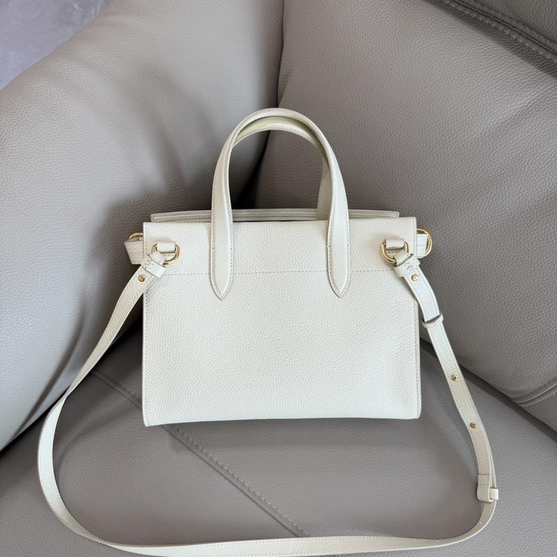 B家新款托特包，用于意大利進(jìn)口粒紋小牛皮面料打造，搭配棉質(zhì)混紡內(nèi)襯，精紡以標(biāo)志性