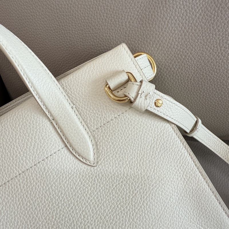 B家新款托特包，用于意大利進(jìn)口粒紋小牛皮面料打造，搭配棉質(zhì)混紡內(nèi)襯，精紡以標(biāo)志性