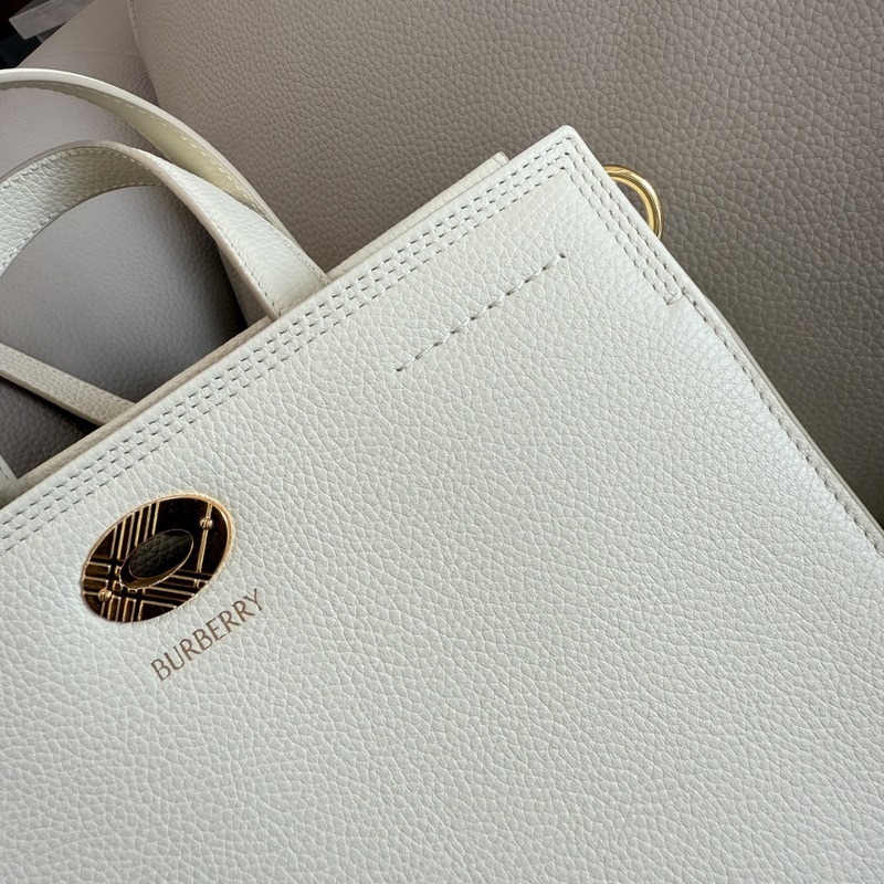 B家新款托特包，用于意大利進(jìn)口粒紋小牛皮面料打造，搭配棉質(zhì)混紡內(nèi)襯，精紡以標(biāo)志性