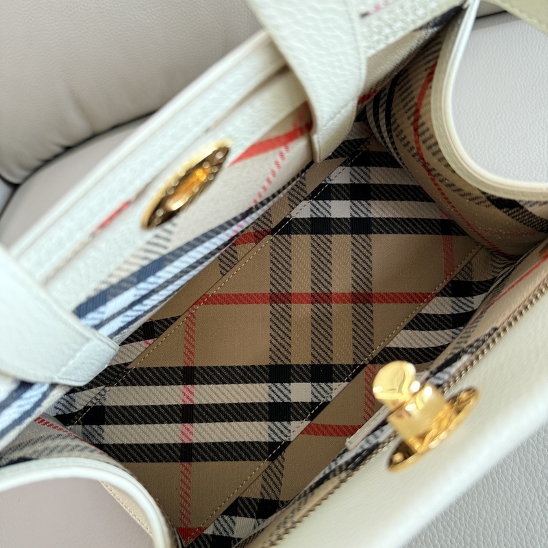 B家新款托特包，用于意大利進(jìn)口粒紋小牛皮面料打造，搭配棉質(zhì)混紡內(nèi)襯，精紡以標(biāo)志性