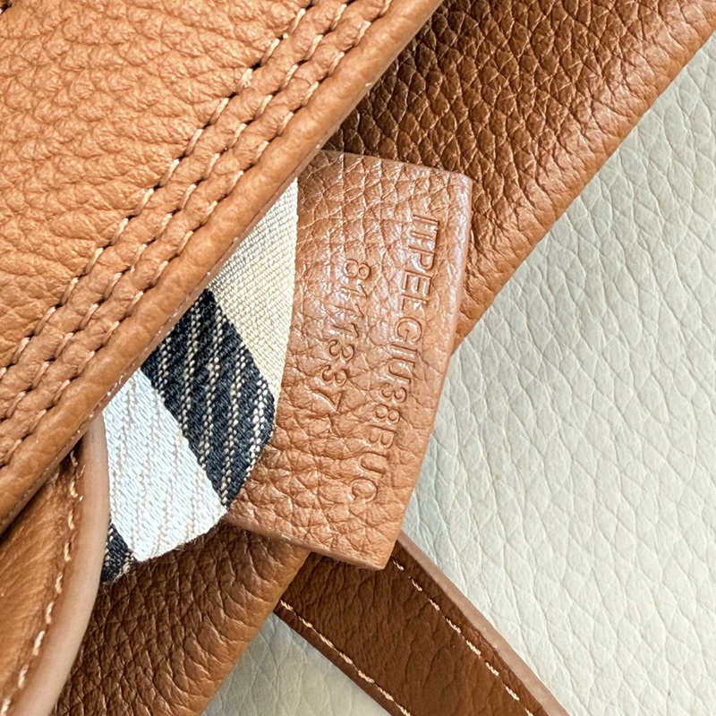 39cm B家新款托特包，用于意大利進口粒紋小牛皮面料打造，搭配棉質混紡內襯，精