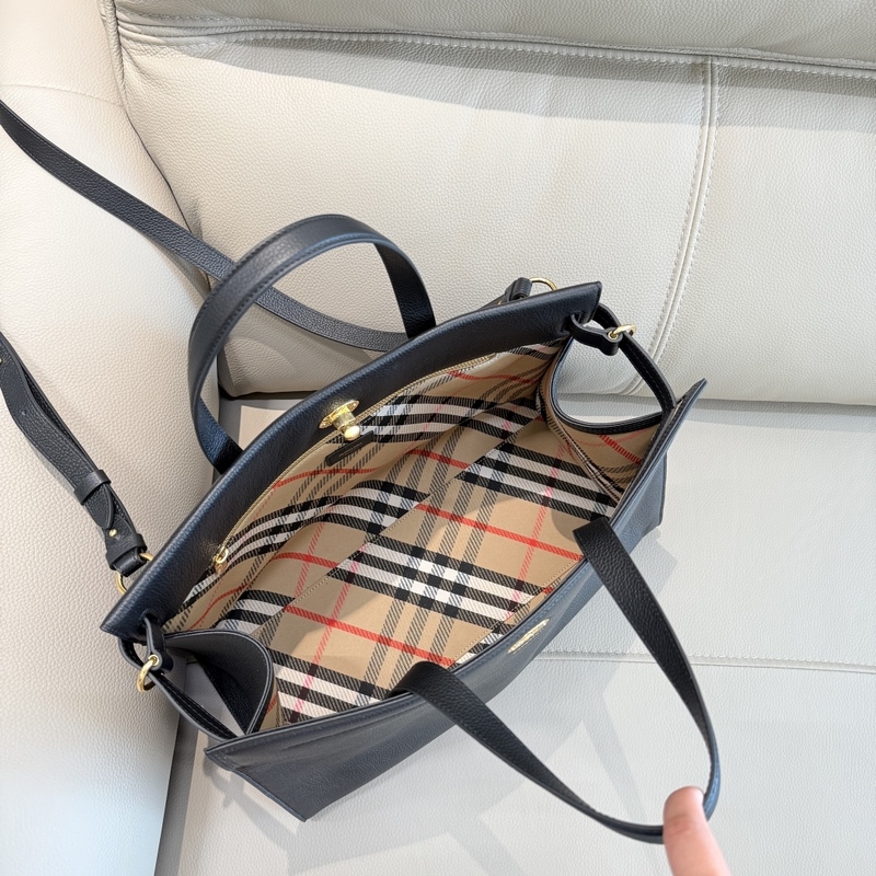 39cm B家新款托特包，用于意大利進口粒紋小牛皮面料打造，搭配棉質混紡內襯，精