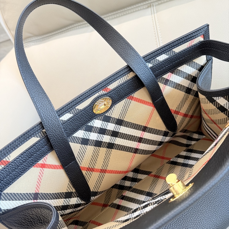 39cm B家新款托特包，用于意大利進口粒紋小牛皮面料打造，搭配棉質混紡內襯，精